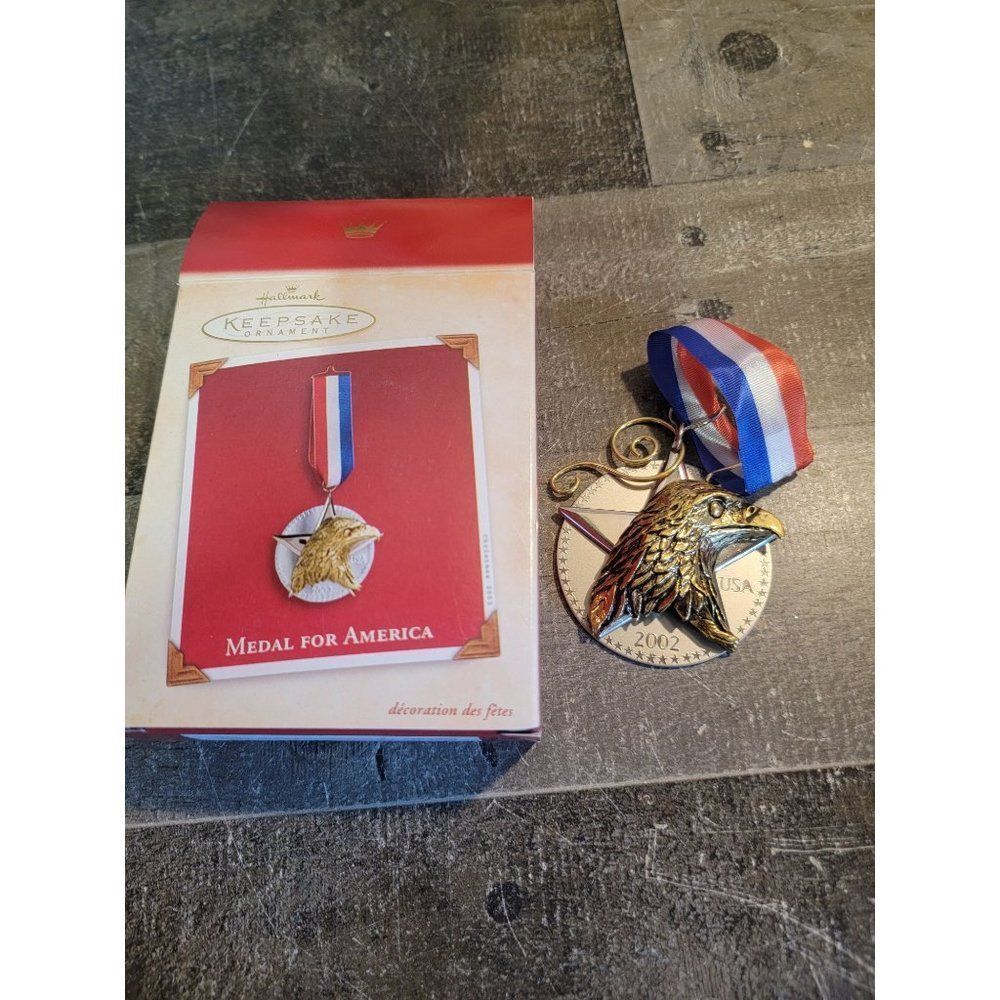 Hallmark 2002 medal for America ornament Xmas Decor‎ eagle